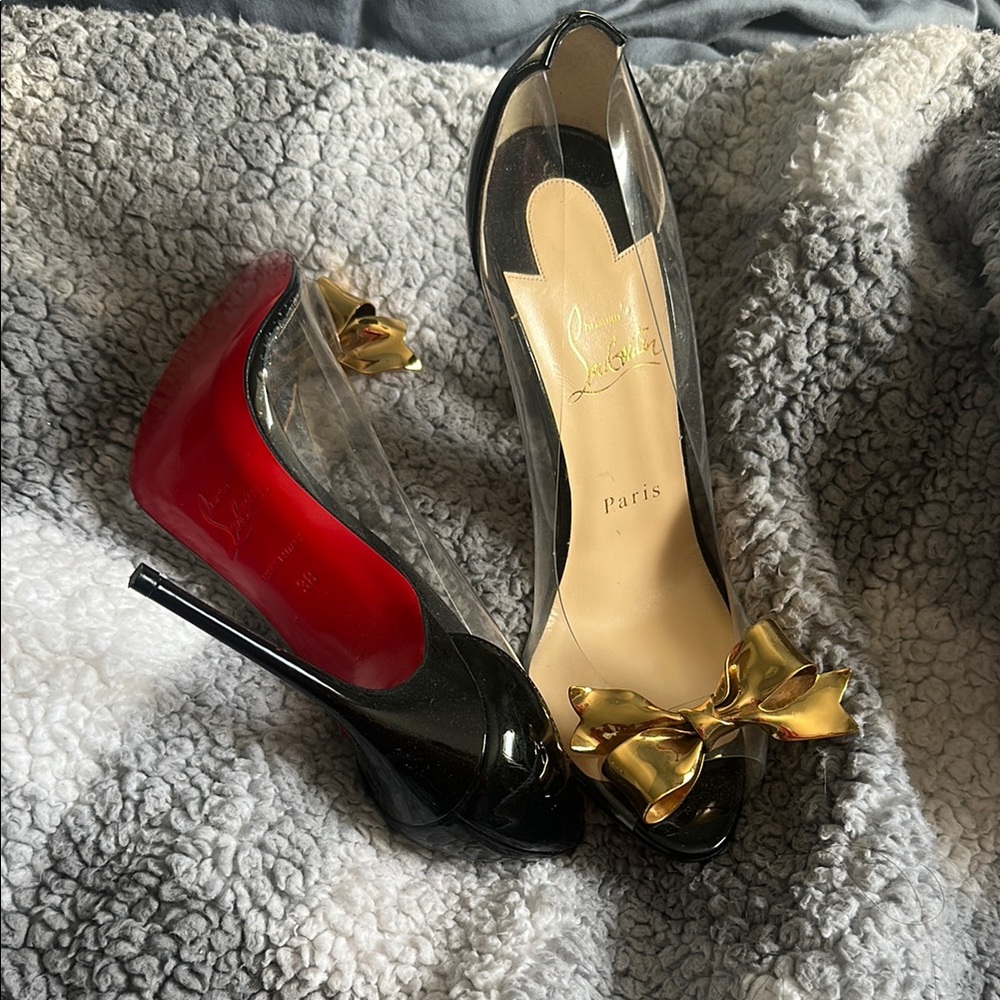 Authentic neverwornChristian Louboutin Black and Red Women's Shoes with Gold Bow